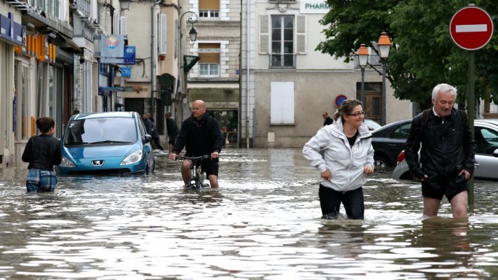 洪水で川が氾濫するパリで撮られた災害時とは思えぬ写真が話題に フランス人め 何でも絵になりおって Togetter