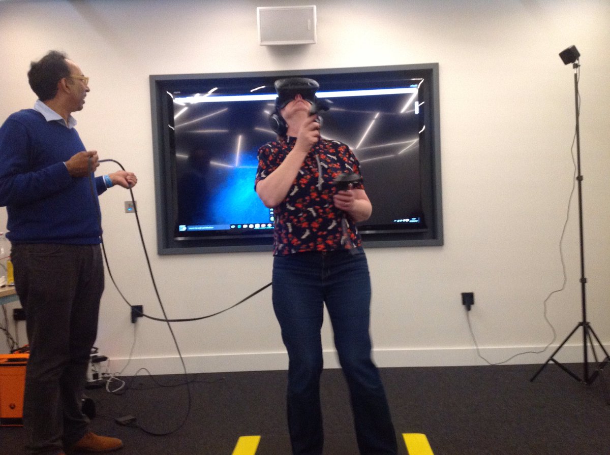 shirleyayres's tweet image. #VRworkshop @cherrysouth exploring the whale skeleton via Vive #VR