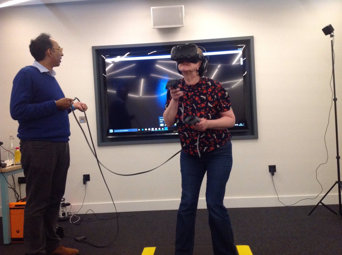 shirleyayres's tweet image. #VRworkshop @cherrysouth exploring the whale skeleton via Vive #VR