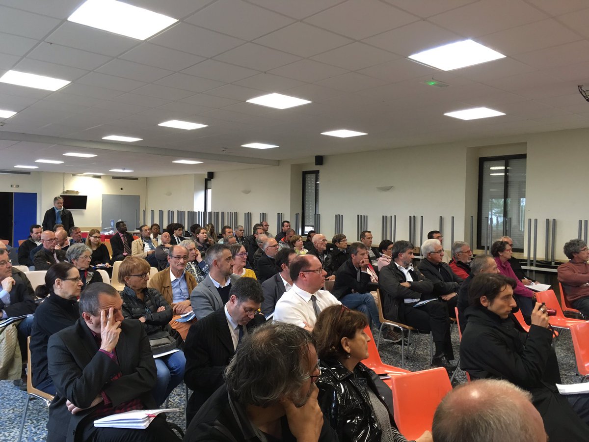 JeremieMartin7's tweet photo. Près de 100 pers pour la réunion publique des États Généraux du Rail et de l'Intermodalité à #Rodez #RailLRMP https://t.co/0bXpgUUFQ6