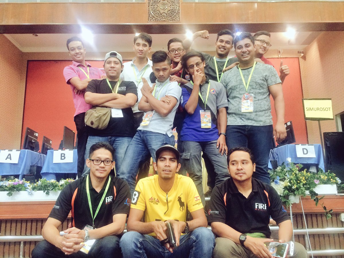 areyishkecik's tweet photo. Kami bermusuh di dalam padang tapi di luar padang kita tetp kawan.wakil dari negeri melaka PMM dan PMK #FIRACup2016 https://t.co/vukEJXzWE9