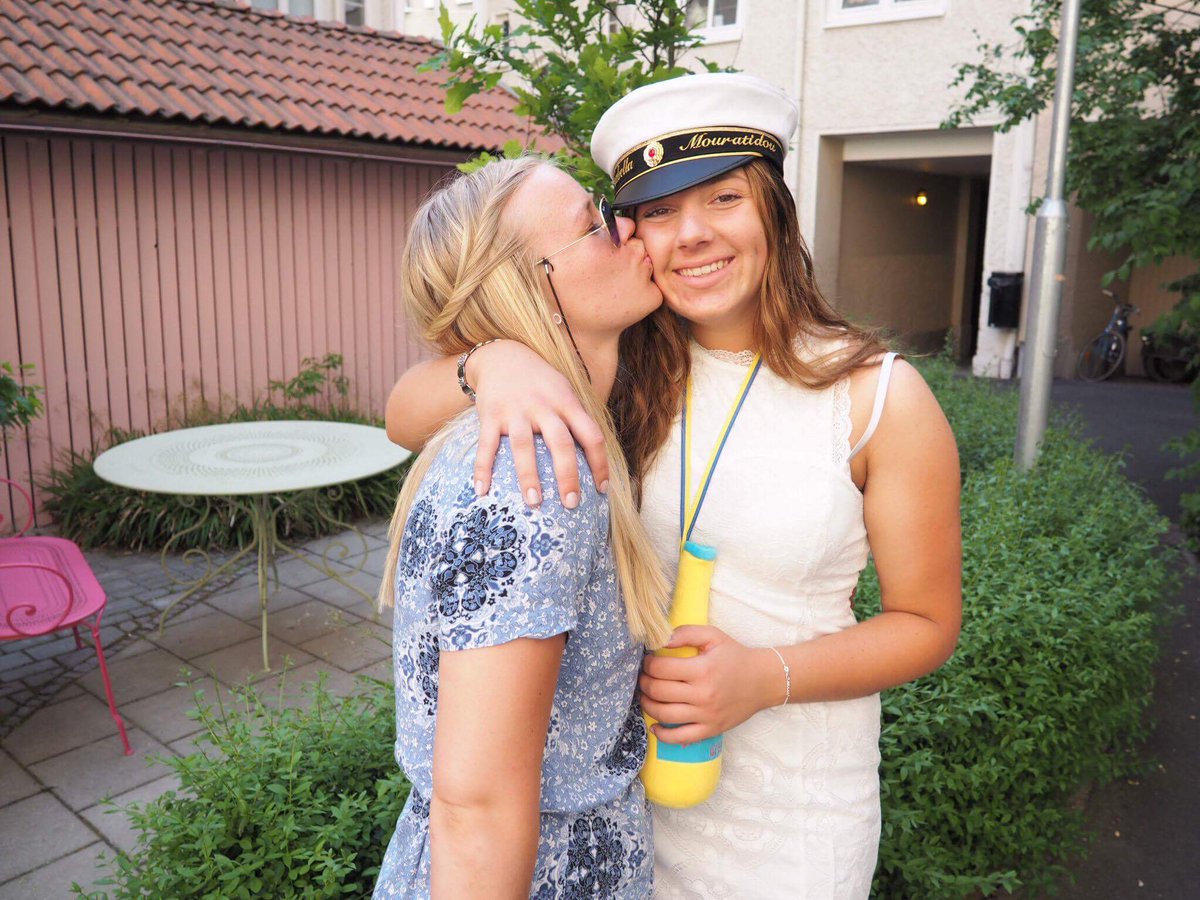 EmmaFernis's tweet photo. GRATTIS TILL STUDENTEN BÄSTAA!!! https://t.co/h9jnakU77u