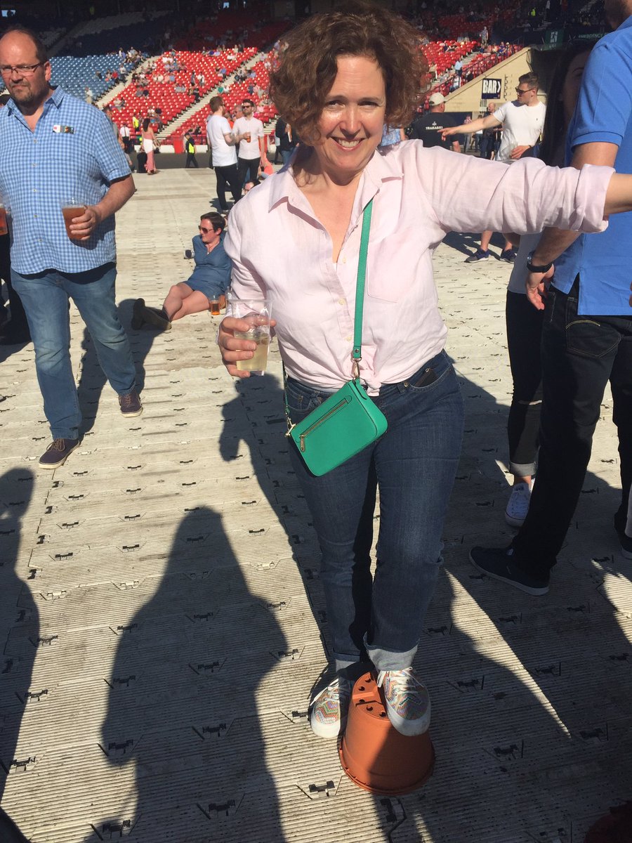 ele_robertson's tweet photo. @springsteen Love you Bruce, please sing Drive All Night for the flower pot girl #HamdenPark #BruceSpringsteen https://t.co/2jU5oApU2E