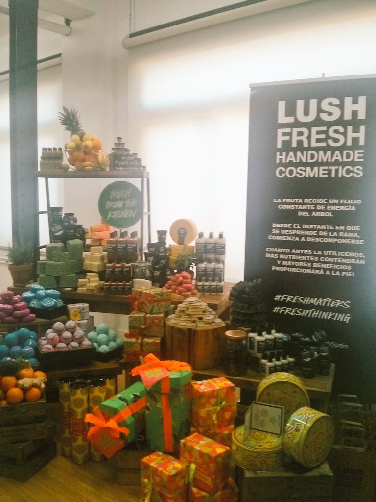 LaunchmetricsSP's tweet photo. A puntito de empezar #LaunchmetricsPR con #LushExperience 😍 https://t.co/Mk7Z1ejQd7