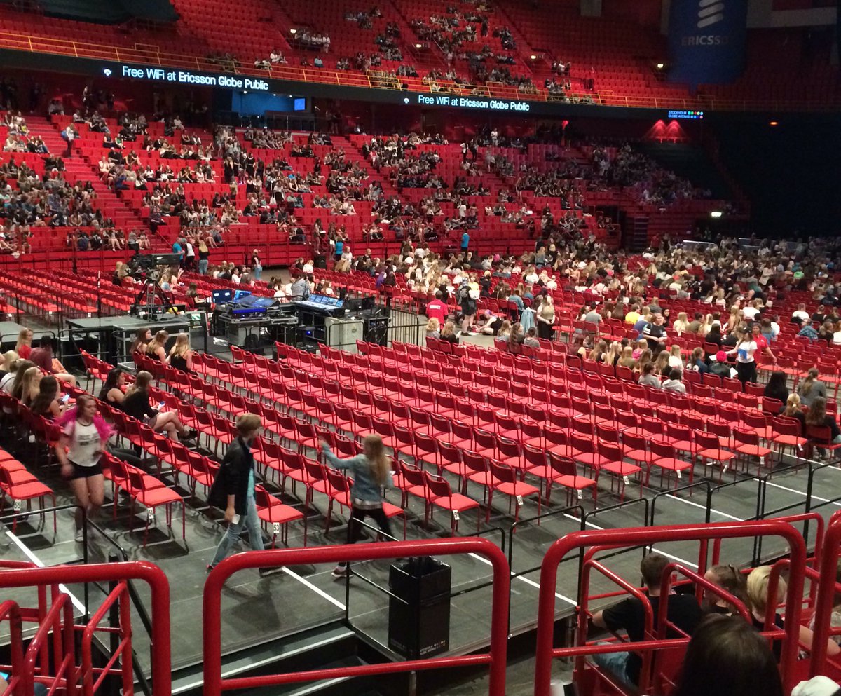UlrikaLiljeberg's tweet image. Ser ut som Mora bokat en sektion på parkett till kvällens konsert i Globen. #tomt #lif #5sos #följtmeddotter #slfl