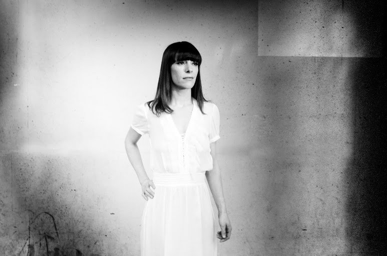 Paryves's tweet photo. #Mona récits sombres et voix lumineuse de @EmilyLoizeau  dans un album surprenant https://t.co/4HMNRpstEG https://t.co/kbFD8xcdmH