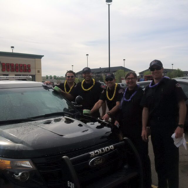 edmontonpolice's tweet photo. . @EdmontonFire is also serving up #yegcoffee and car washes for #CampDay in #yeg! Thanks for making it sparkle! https://t.co/PsEztGrkza