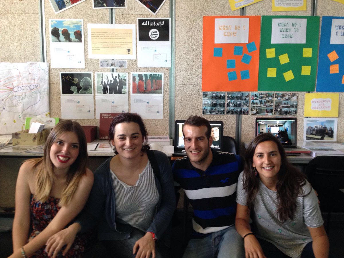 CristinaSoteras's tweet photo. Best teacher ever!! <3 #PCCLIL #CLILuab @SergioRamirezMa @judithdm92 https://t.co/6L9PHxOs5i