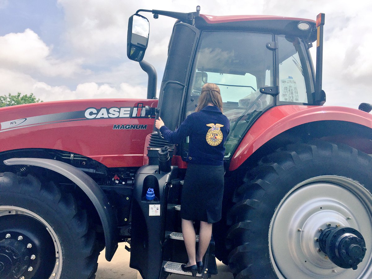 sarah_ashley10's tweet photo. Thanks to @Case_IH for the Racine Plant Tour and continual support for @NationalFFA!!! @FFAfoundation https://t.co/ttwHaGnj2G