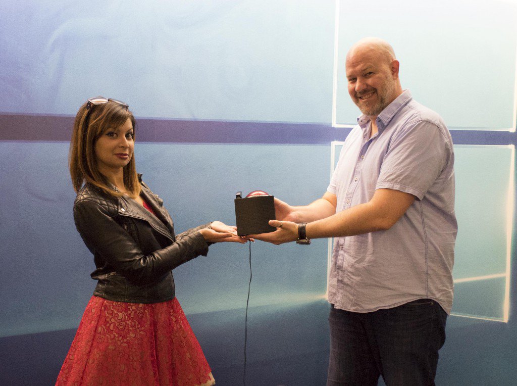 windowsinsider's tweet photo. @gabeaul Passing the torch to @donasarkar! Or in this case, the big red button!  https://t.co/VRXpbc3iiK https://t.co/EaMu0fpyRV