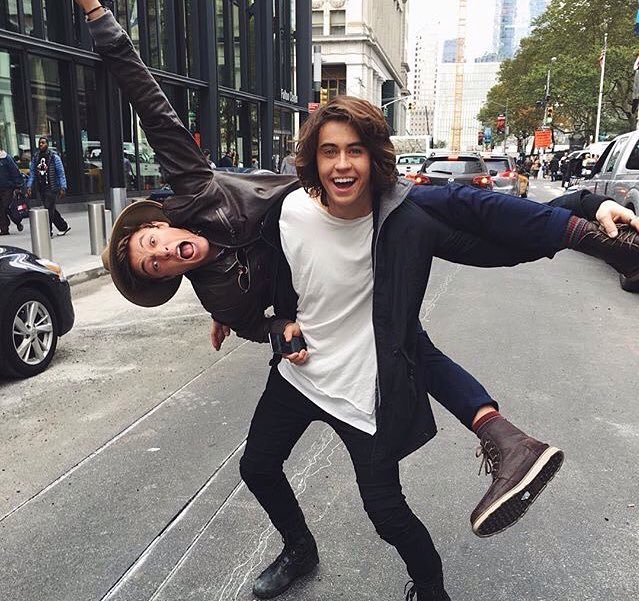 vodkawithjacob's tweet photo. cash or caaron?
-retweet for cash 
-like for caaron https://t.co/FU2rfzoG7N
