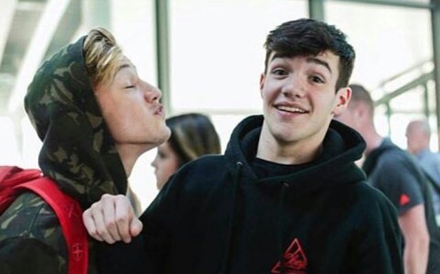 vodkawithjacob's tweet photo. cash or caaron?
-retweet for cash 
-like for caaron https://t.co/FU2rfzoG7N