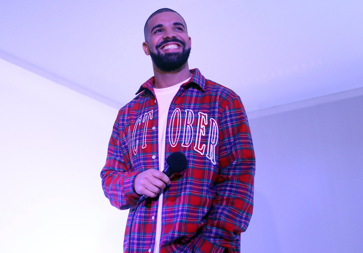 Which celeb couple was caught kissing a Drake's party?! >> bit.ly/1UhoxcG