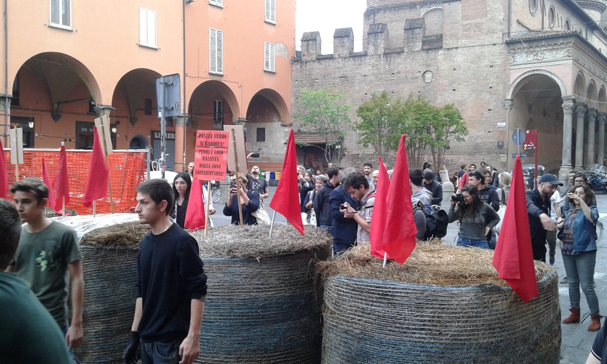 Le prime barricate in #PiazzaVerdi! La #Lega non passerà! #Bologna