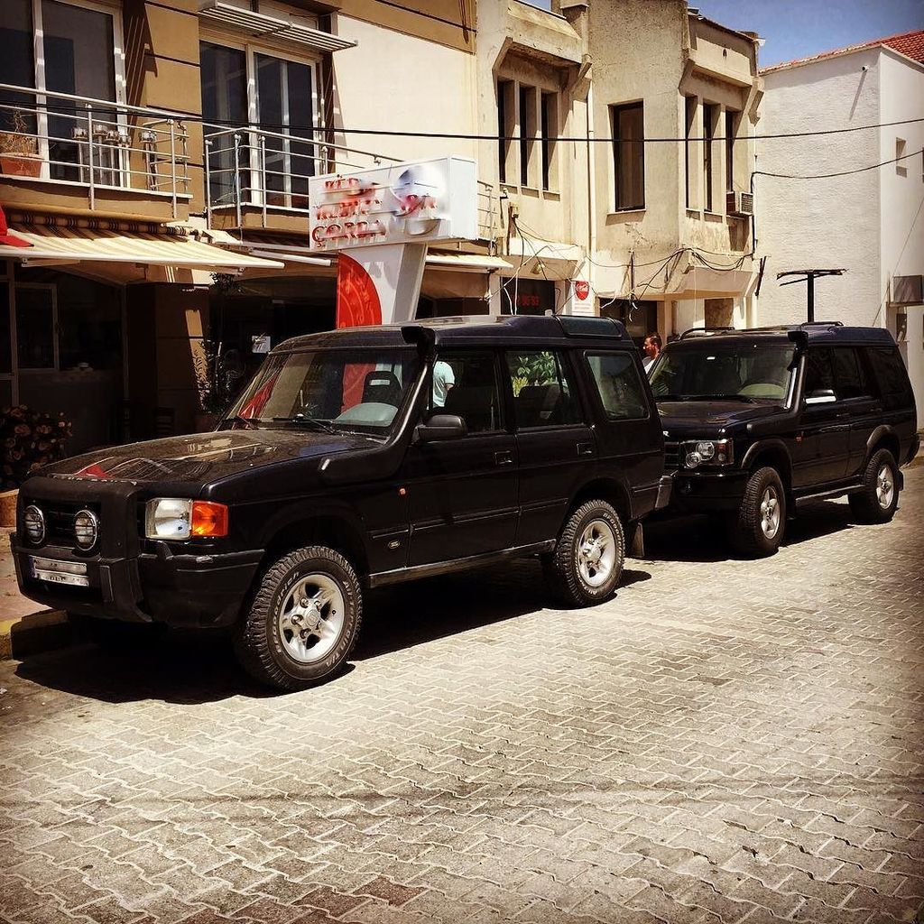 CarspottingTurk's tweet photo. Two Land Rover Discovery's ready for action. The one in front is probably the 1994 update … https://t.co/P8j3Io1gTb https://t.co/P25SQMoHQu