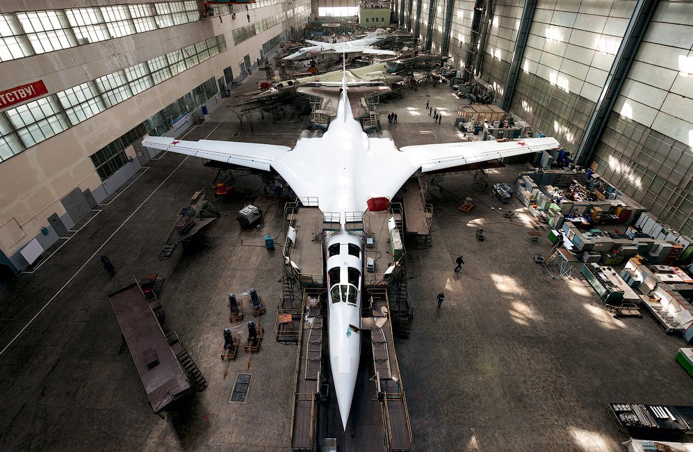 ما هي أوجه التشابه ونقاط الاختلاف بين قاذفتي القنابل B-1B Lancer الأميركية وTu-160 الروسية؟ Cj4knJFWEAA1lHg