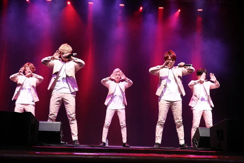 DaiCEHungary's tweet photo. Fanimecon koncert képek.
( Az eredeti képeket megtaláljátok @dwangojpnews twitter oldalán.)
#Da_iCE #fanimecon2016 https://t.co/cphNL4DRbM