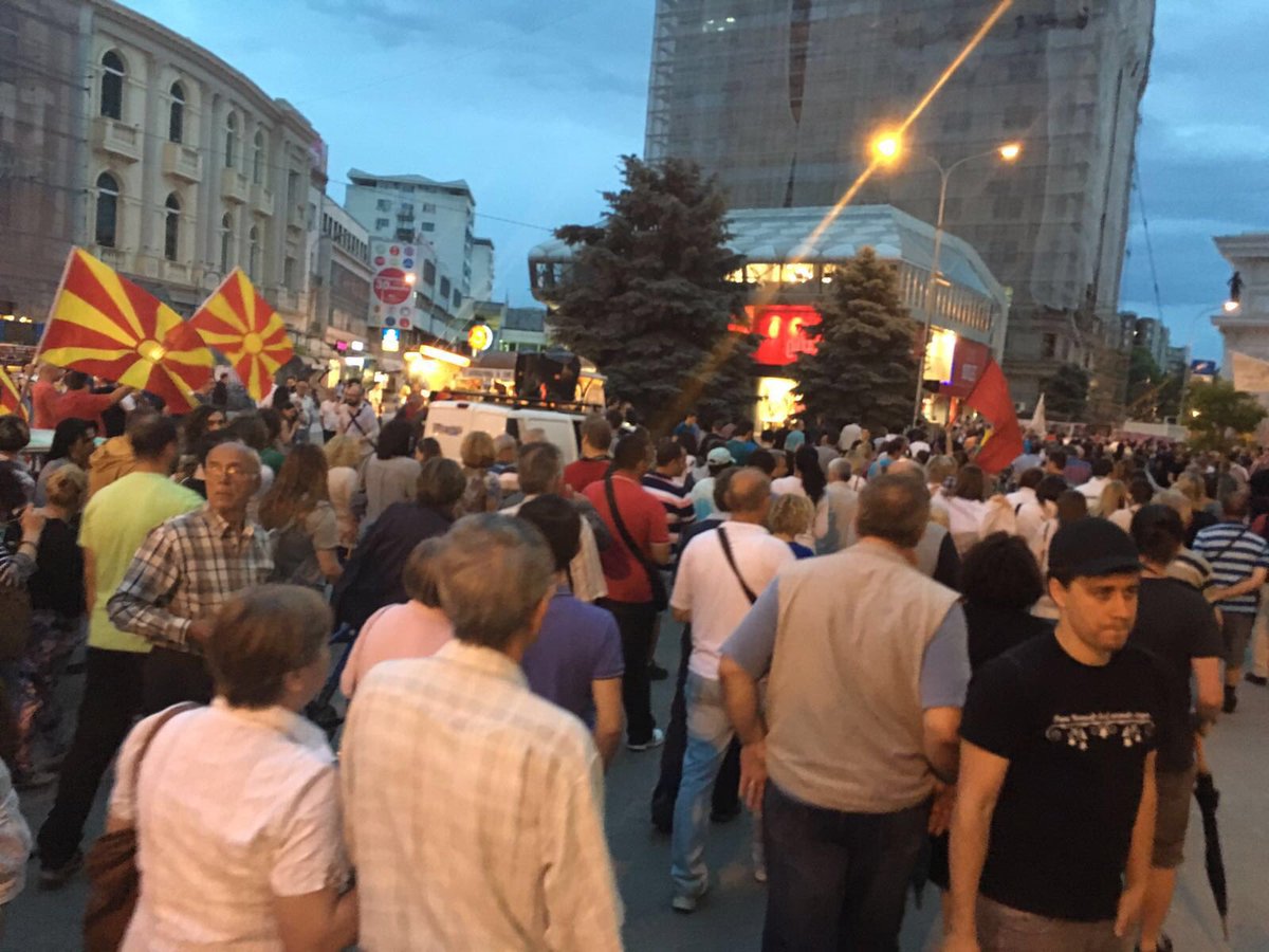 Од плоштад кон Собрание #Протестирам