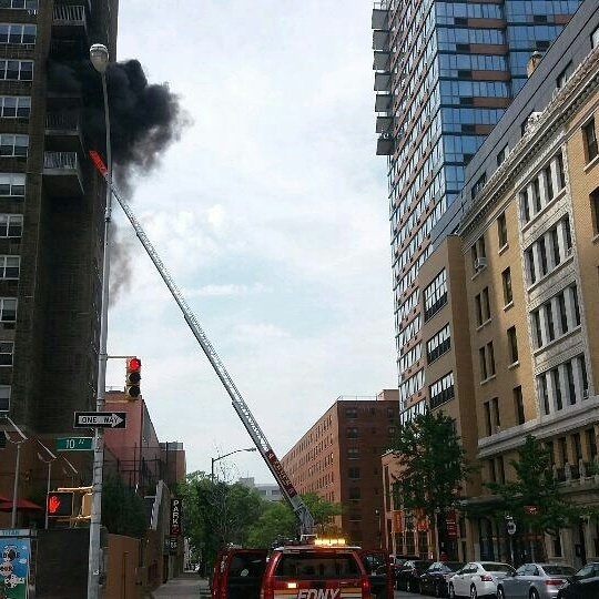teckmakina's tweet image. Manhattan *66-75-0851* 747 10th Ave off W 49 st. E-54/L-4 1st due. @robhauryluck #FDNY #nycfirewire #HellsKitchen