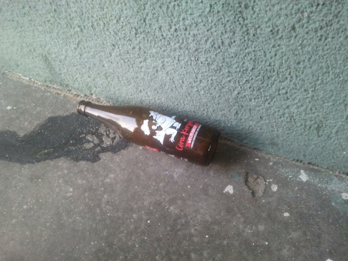 Nachmieleni's tweet photo. #znakczasu Kiedyś się głównie Perła po trawnikach i chodnikach walała, a teraz...

#nachmieleni #piwo #beer https://t.co/10vUEoKRy2