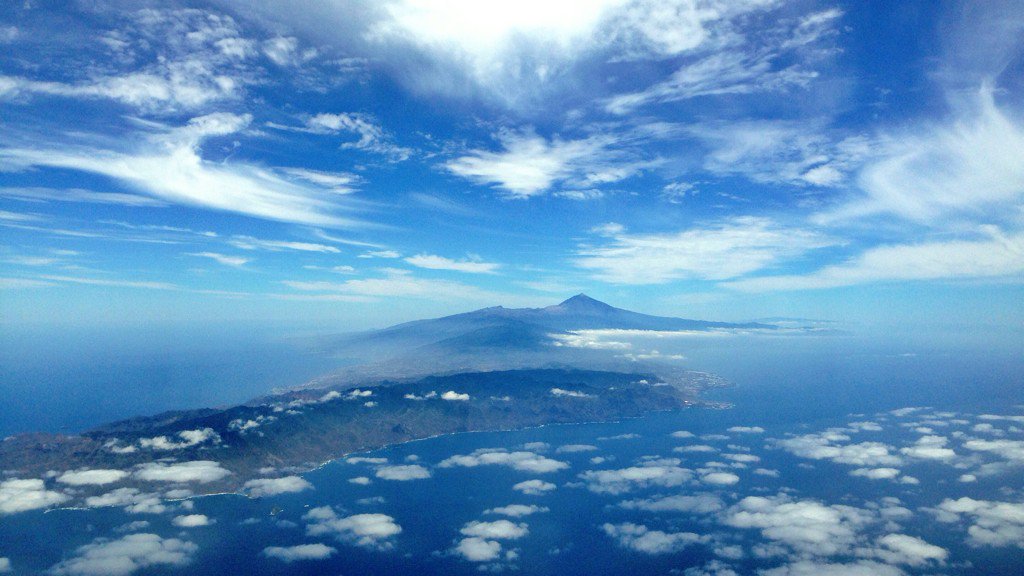 quincaral's tweet photo. Así de azul empieza #junio en #Tenerife :)

@controladores @twitenerife @Tenerife_Ocio @pnteide @CabildoTenerife https://t.co/pUGzvHS5lw