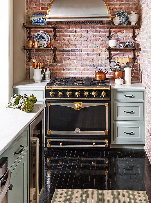 onekingslane's tweet photo. What *makes* a gourmet kitchen? A stunning @LaCornue range of course! See more: https://t.co/H4dOvYdcMQ #KBtribechat https://t.co/QzBjjWedTT