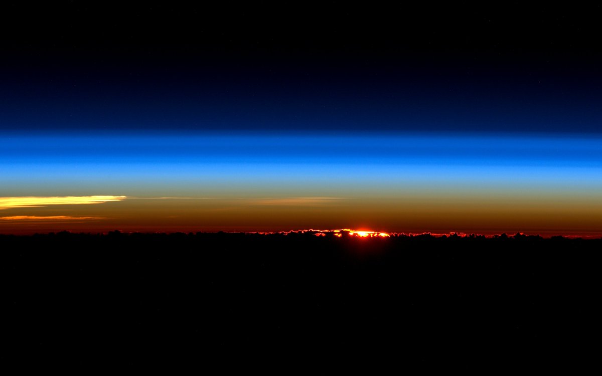 astro_timpeake's tweet photo. Sunset and sunrise blend into one as the sun just dips below the horizon right now https://t.co/jYwk6JjnyX https://t.co/G8Vg6PR2NI