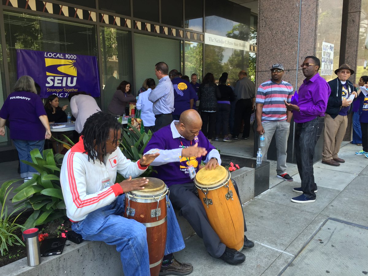 tapmouse's tweet photo. Told you we'd be rallying!  #SEIUnstoppable #OAKLAND #CALTRANSDIST4 #HOTDOGRALLY https://t.co/fQR4GXQdwg