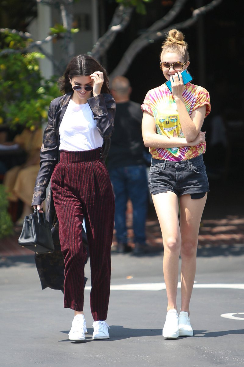 GiGibth's tweet photo. 1 มิ.ย. 2016 - Gigi และ Kendall ออกมาข้างนอกด้วยกันใน Los Angeles ค่า #KenGiIsReal ❤️ https://t.co/tPCcpnWGKE