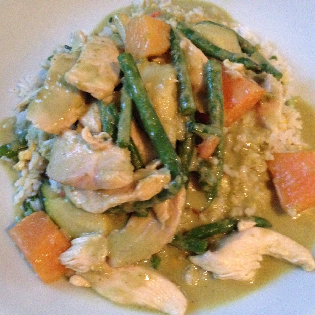 MastercheatUK's tweet image. Best green chicken curry! Thanks @IamTootoomoo (and I could not resist a cocktail)! #dinner #Thai #foodie #cocktail