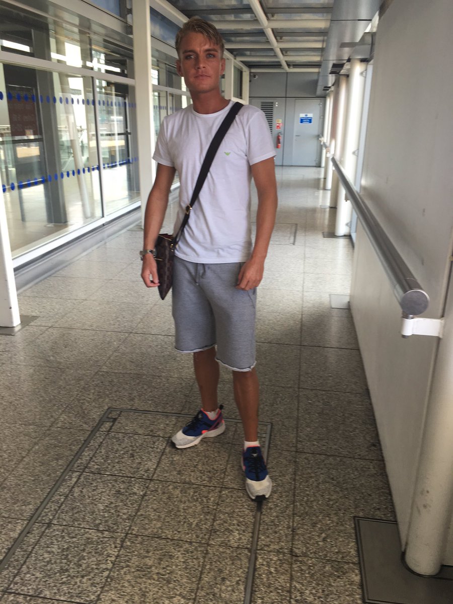 boysmith2014's tweet image. #airport#latepost #stanstedairport