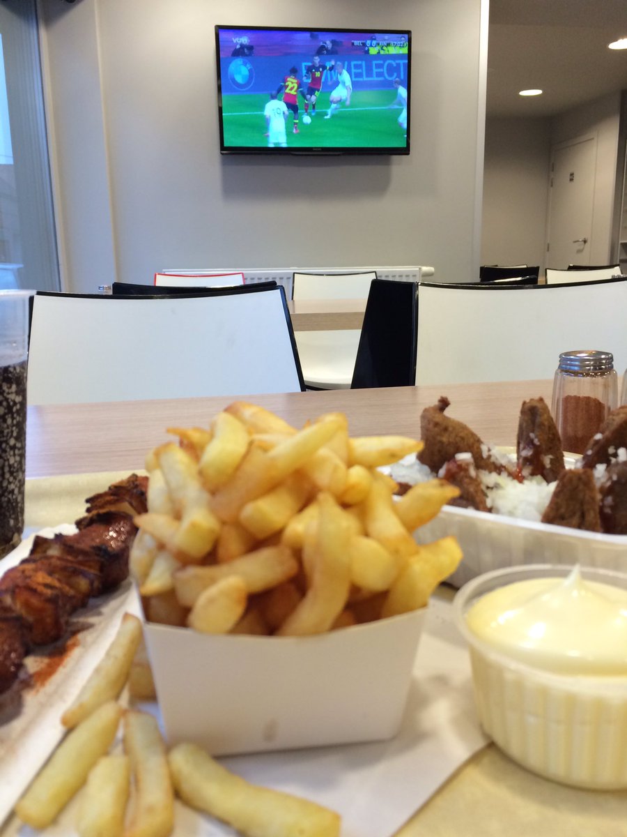 AnVolder's tweet photo. #voetbal en #frietjes in de #frituur #Belgium #Deinze @BelRedDevils @Belgianfootball https://t.co/I7rK6BngdU
