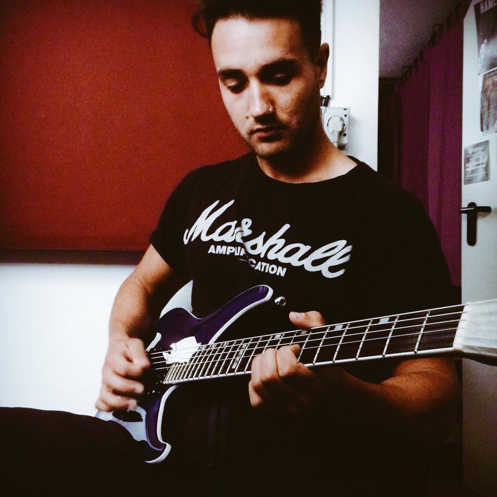 animalproject16's tweet photo. Dia 3: 50% guitarras completas. [PrimatE] cada vez más cerca. https://t.co/TPH8rXhc0K