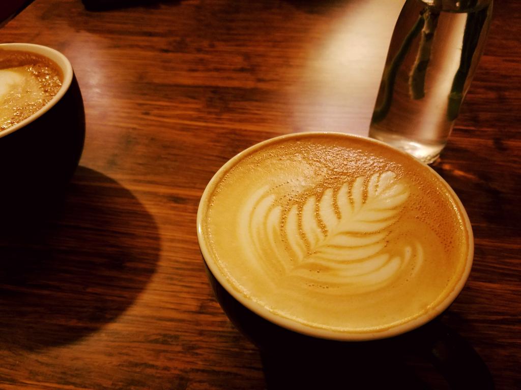 BethHanley1's tweet photo. Honey latte @HigginsThird @stumptowncoffee with @EverquestSucks @elsuperico1 #VanWa #monamicafe #espresso https://t.co/I9aDwqQItU