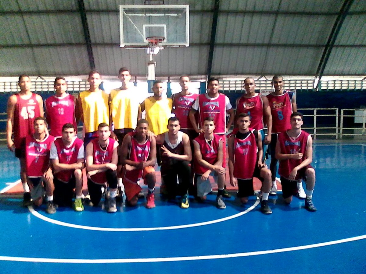 FanaticoBasket's tweet photo. En el Gimnasio Teodoro Gubaira
ADUANEROS DE CARABOBO INICIO ENTRENAMIENTOS https://t.co/y5JQhvV5oO #LPB2015