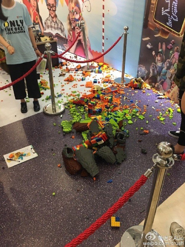BuzzFeed's tweet photo. A child destroyed a 10,000 piece Lego statue within an hour of it being on display https://t.co/Xai1UdeqWy https://t.co/EQtAuUCB4b