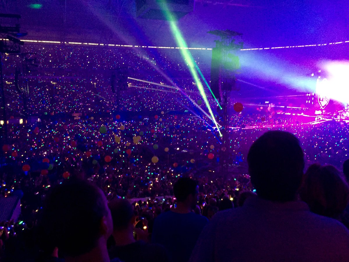 Desirinoa's tweet photo. #ColdplayGelsenkirchen Believe In Love! https://t.co/7S0ByU6qh4