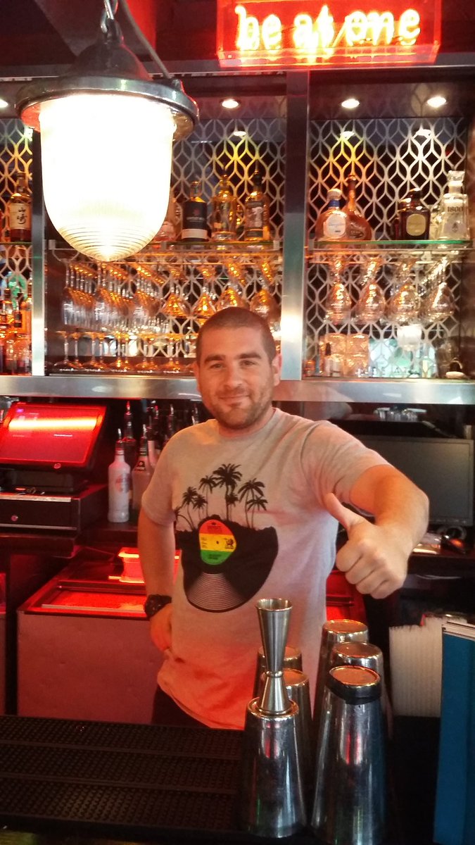 Stevemor40's tweet image. Serious thanx2this man @RDGbestbars 4running1of #rdguk best #bars gr8staff cocktails fun&amp;amp;friendly @BerkshireTweets