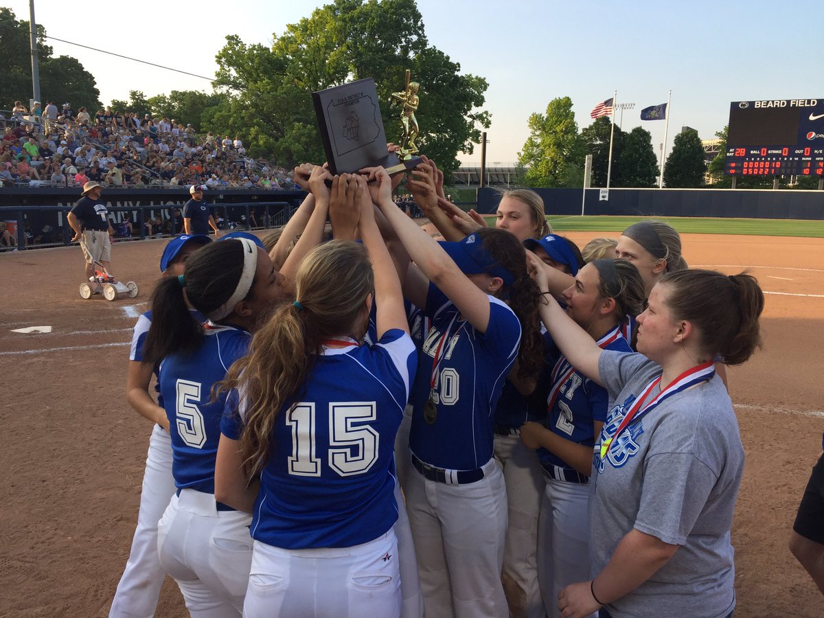 Minemyerchip's tweet photo. Members of @CVBlueJays receive the trophy for their #d6softball Class A championship.
@TribDemSports https://t.co/KQBggtfZpy