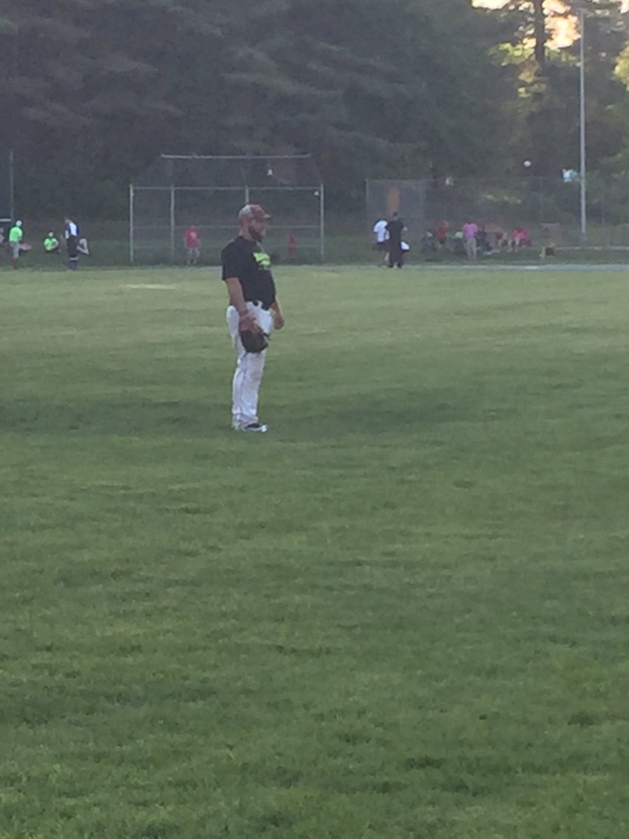 ZacharyDooley's tweet photo. Baseball pants, belt, full uni for men's league softball. #hardoooooo https://t.co/4IZxl0PZyQ