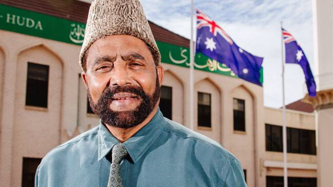 AhmadiyyaAUS's tweet photo. Wonderful interview by @robbie_buck of Imam Inamul Haq Kauser 
(starts at 01:18 mints)
https://t.co/JgpYzXtAJv https://t.co/rvphrcHlqn