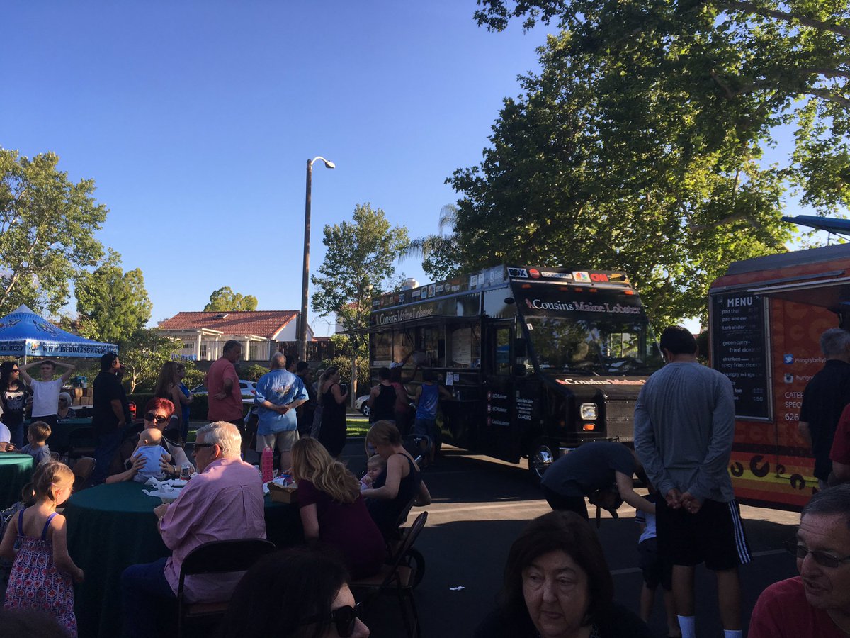 FoodTrucks_SCV's tweet photo. Happening now! to 8:00pm @CMLobster @Hungrybellythai @ShaveItValencia https://t.co/iBWTDoSoH3