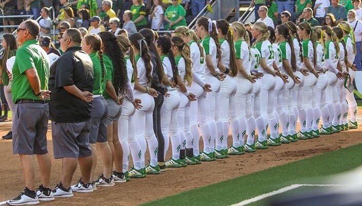 WSHHFANS's tweet photo. Oregon's softball team 😍 https://t.co/jL8n4RFqHn
