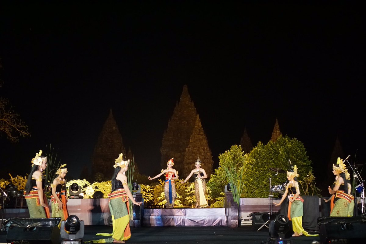 tedrizaldi's tweet photo. Rama Shinta play with Prambanan backdrop 👍🏼 #ICMgroup5 #ProudofAXAMANDIRI #ProudofAXA https://t.co/BmsQtssgbP
