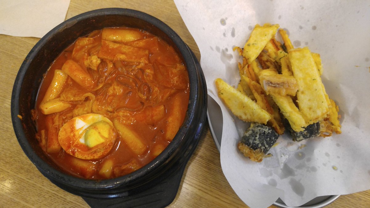 단오방 치즈떡볶이에 모듬튀김~ 근데 치즈는 다 어디로 갔다냥~