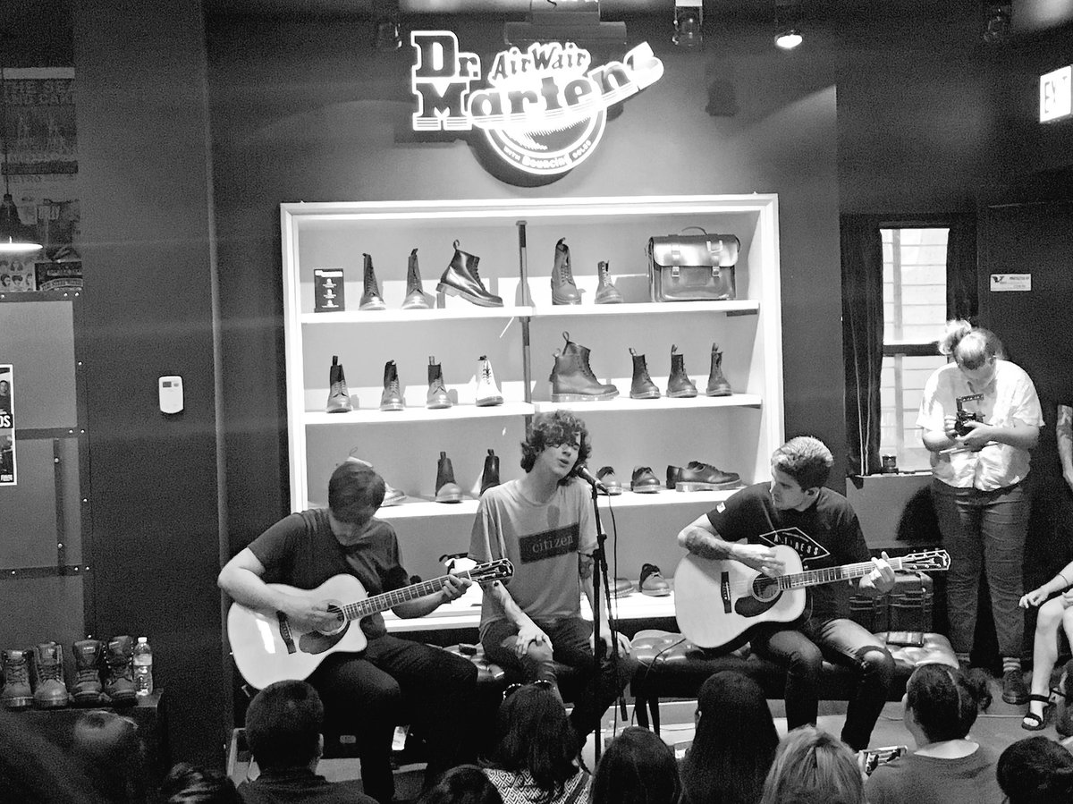 lolamfischer's tweet photo. "You were easy on my eyes, you were heavy on my heart 🎶" @realfriendsband @rwarne15 #poppunkpride https://t.co/2WzPbOQiWf