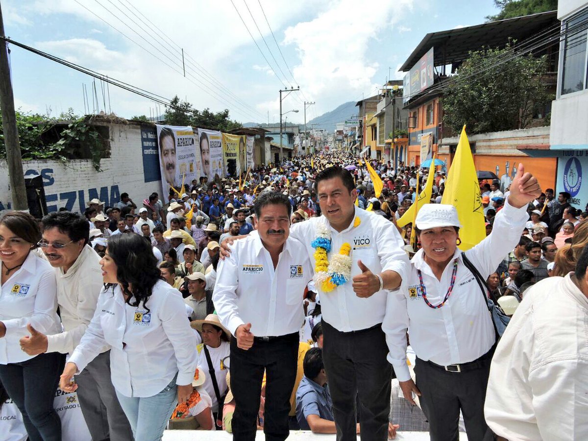 RaulN_Vico's tweet photo. Un gran equipo en favor de Tlaxiaco #TodosUnidos GranTriunfo este 5 de Junio #VicoVelasco https://t.co/ZhkDW9knkU