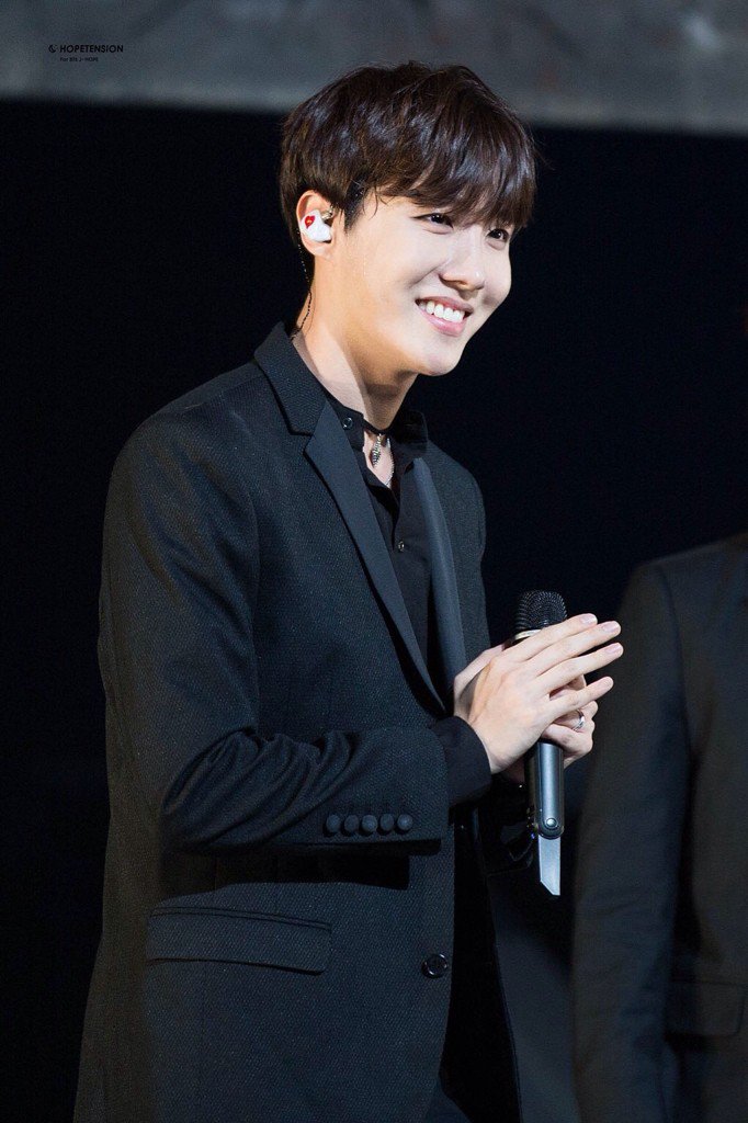 AusArmyProject's tweet photo. HOBI Appreciation: lights up the stage with his smile alone π
cr. HopeTension
#λ°©νμλ
λ¨ #LoveBTS #AusArmyProject https://t.co/g2KgCrDJxn
