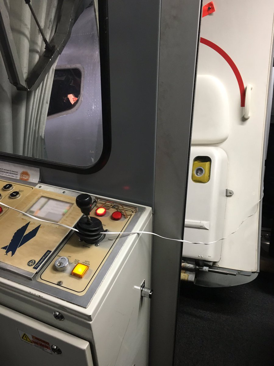 Syndicate's tweet image. Pilot "Yo! Hand me the AUX cord" 🔥😂