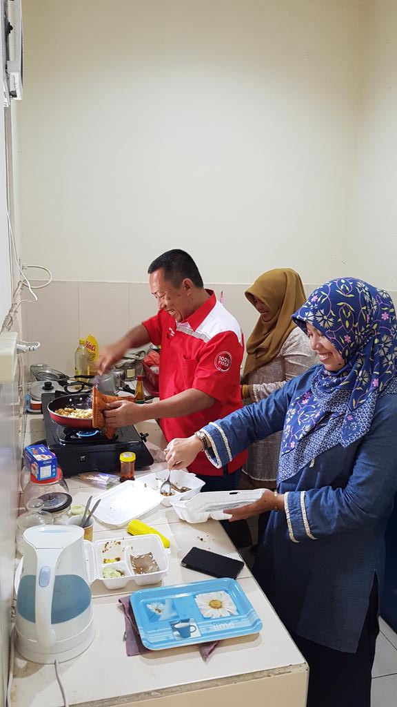 bang_perry's tweet photo. @parwi66 @_funtastic5_ #HCTREG5 #Solid #Rasa - kamis ceria.. SM HC masak nasi goreng bebek untuk rekan2 HC Reg5 https://t.co/OANF5VzRXI